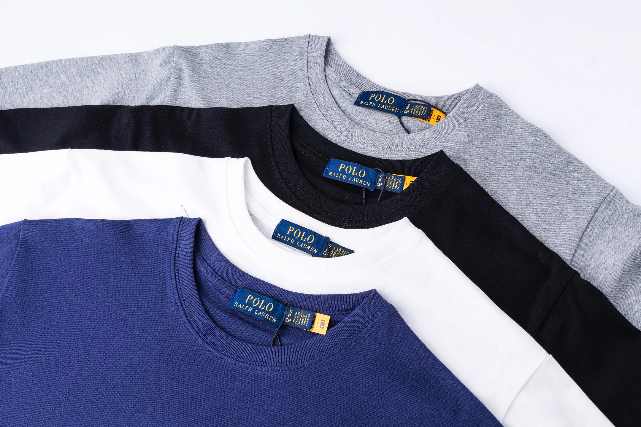 P126 Style number: 509 Ralph Lauren/Ralph Lauren 25ss simultaneously launches one-color horse embroidery round neck short sleeves. The main logo on the neck has a QR code mark, which can be scanned for verification, and the detailed horse logo embroidery is all high-density, all made with imported Tajima machines, which distinguishes low-quality products on the market. 32 counts, 240g hydrophilic toner, 100% cotton fabric, comfortable and soft, highly breathable, focusing on high-end cost-effectiveness, needless to say good quality. Available in a variety of colors, both boys and girls can try this genderless style, giving them a yuppie tone in no time. Immerse yourself in your leisurely style, and have your own style in retro. Natural, vivid, and very French romantic feelings perfectly integrate the youthful atmosphere with the trend. The clever embellishment of the horse logo embroidery carries all the eye-catching points. Color: black, white, navy blue, light gray Size: S-xL S Shoulder width 44 Bust 100 Sleeve length 22 Clothing length 68 M Shoulder width 46 Bust 104 Sleeve length 23 Clothing length 70 L Shoulder width 63 Bust 108 Sleeve length 24 Clothing length 72 xL Shoulder width 50 Bust 112 Sleeve length 25 Clothing length 74